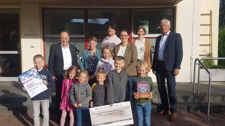 Die Kinder der „Bühnenadler“ mit betreuenden Personen und (hintere Reihe als 2. von links) der Kulturausschuss-Vorsitzenden des Kreises Paderborn, Susanne Schüssler, sowie Landrat Christoph Rüther. Im Hintergrund strahlt Gisela Schellhasse